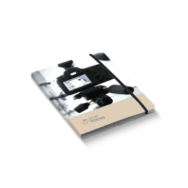 {"pl":"Notes z gumką i skrzydełkami, okładka miękka  (A5, A4)","en":"Notebook with elastic band and flaps, soft cover (A5, A4)","de":"Notizblock mit Gummiband und Klappen, Softcover (A5, A4)"}