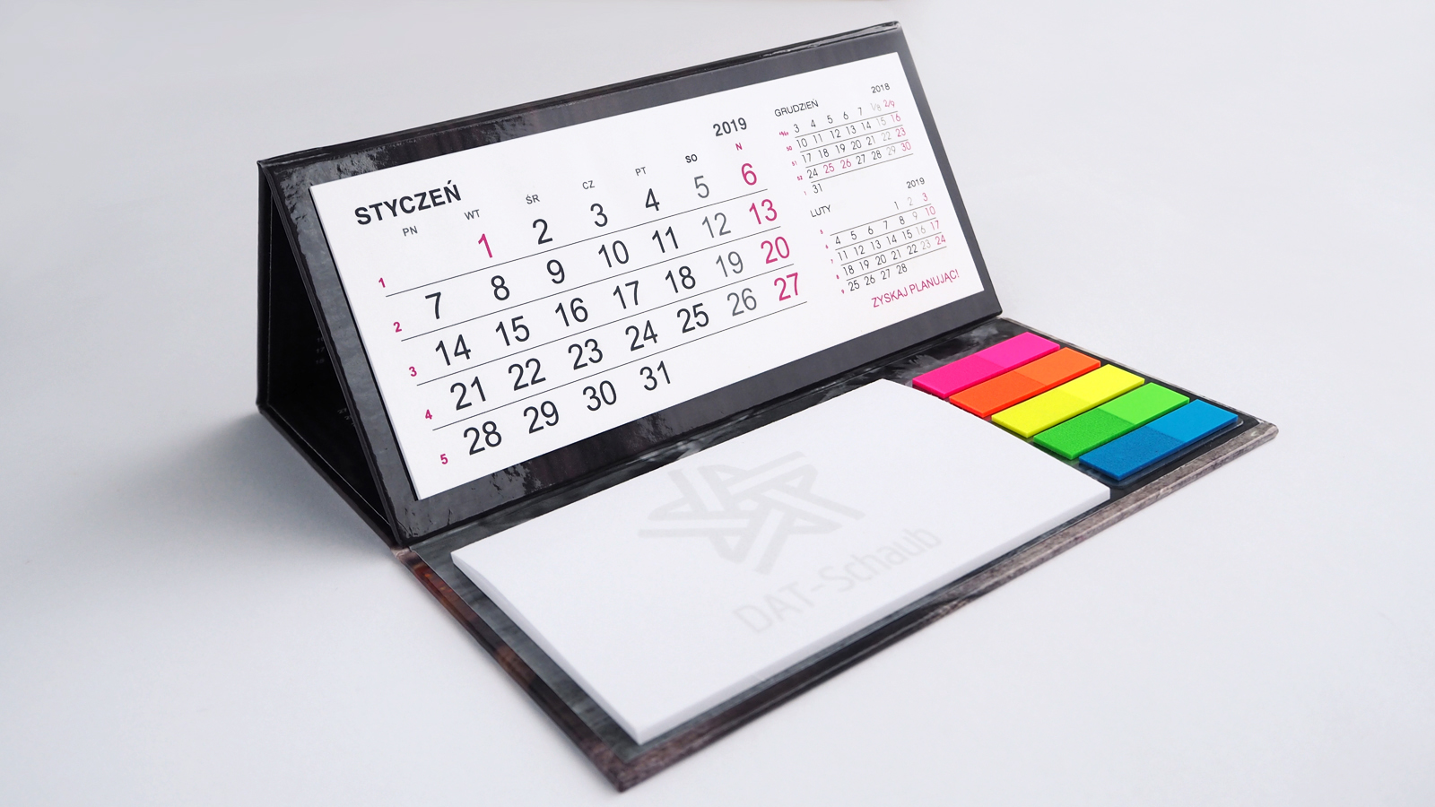 DAT-Schaub – kalendarz biurkowy stojący (piramidka) z notesem i znacznikami oraz kalendarz czterodzielny z wypukłą główką