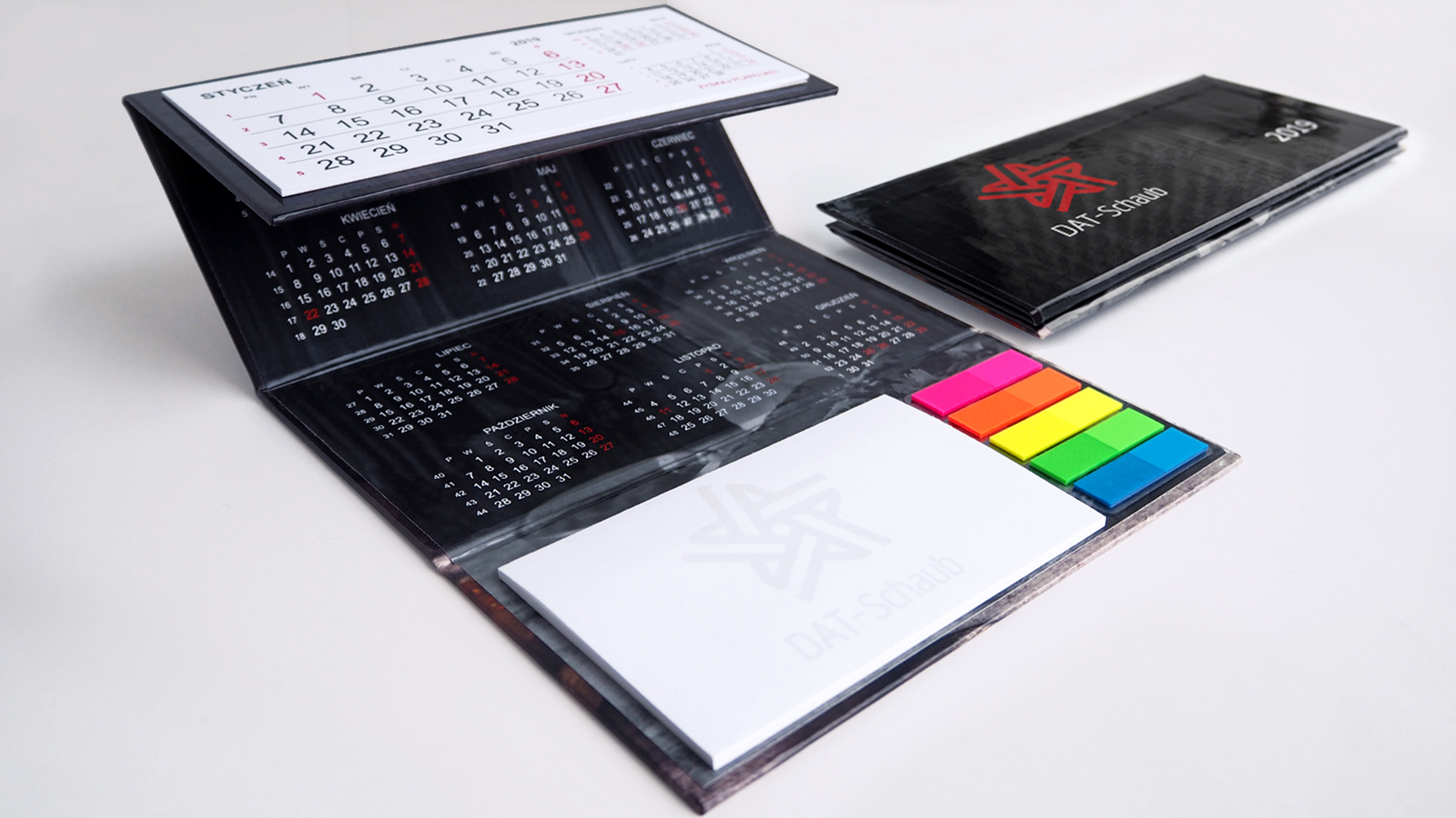 DAT-Schaub – kalendarz biurkowy stojący (piramidka) z notesem i znacznikami oraz kalendarz czterodzielny z wypukłą główką