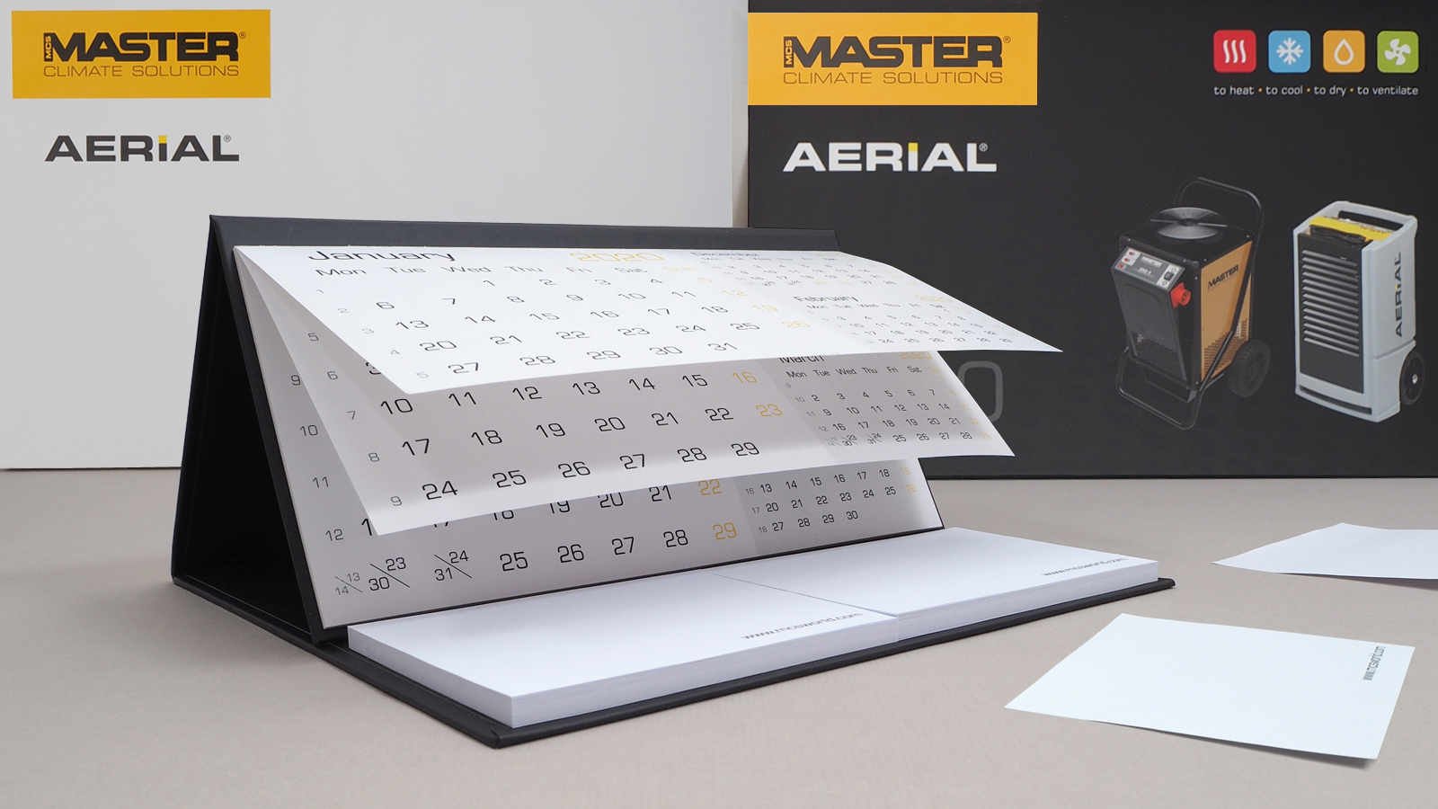 Master Climate Solutions – kalendarz czterodzielny z wypukłą główką i kopertą oraz kalendarz biurkowy stojący (piramidka) z dwoma notesami